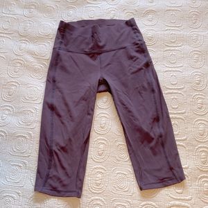 Lululemon Lilac capris size 6 (EUC)